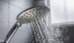 Dusche und Bakterien: Bei dieser Wassertemperatur vermehren sich Keime laut Hygienikern besonders schnell