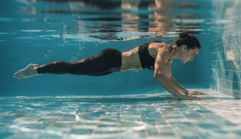 Aqua-Plank: Warum diese Wasserübung laut Sportmedizinern effektiver als Schwimmen ist