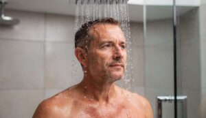 Unter der Dusche urinieren? Warum manche Ärzte das tatsächlich empfehlen